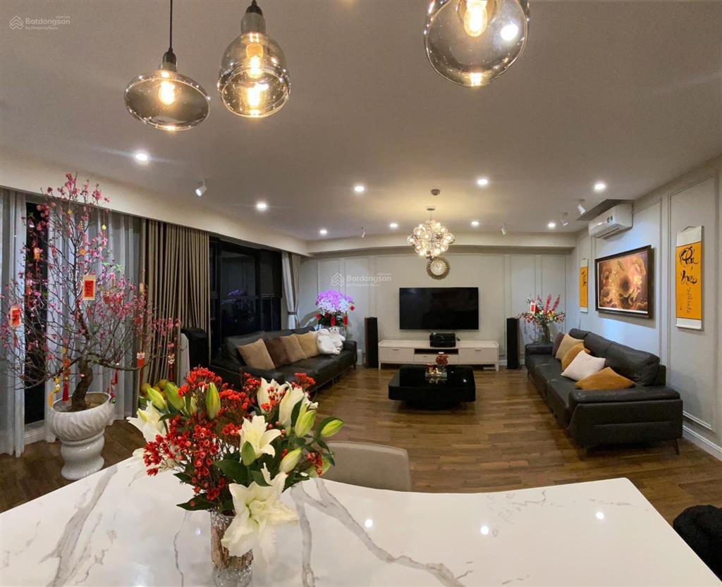 Tôi chính chủ cần bán căn 130m2 3pn, giá 7,2 tỷ, sổ đỏ, full nội thất tại goldmark 0363 890 ***