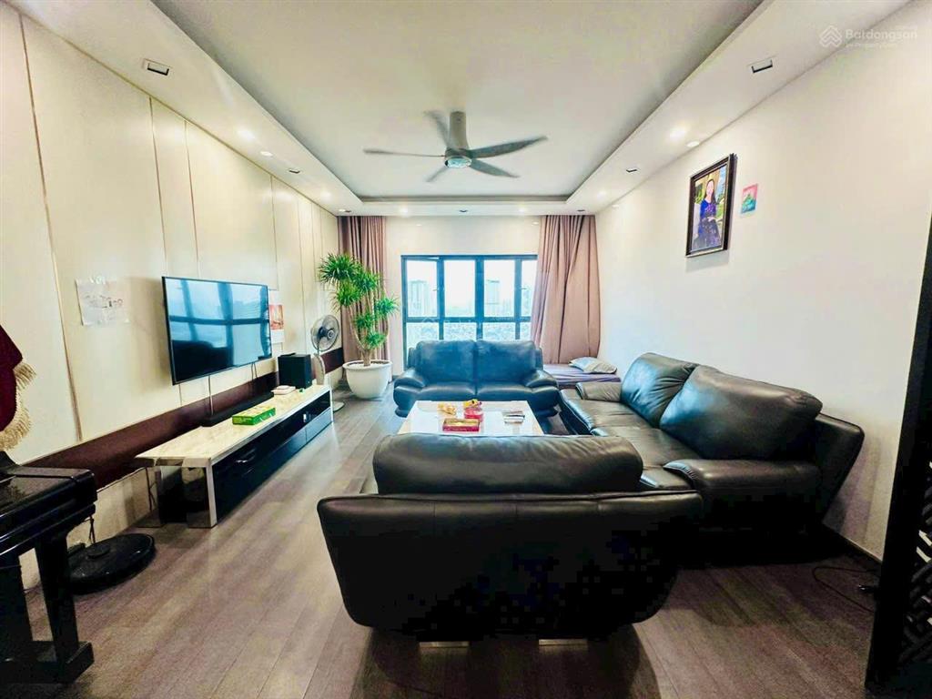 Gia đình bán căn 4 ngủ 2wc 123m2, căn góc đông nam + đông bắc đẹp nhất mulberry lane. giá 7,4 tỷ