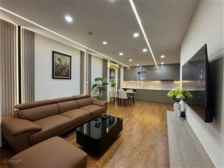Gia đình bán căn 3 ngủ 2wc 120m2, ban công đông nam, nhà đẹp, sẵn sổ. giá 10,2 tỷ golden palm
