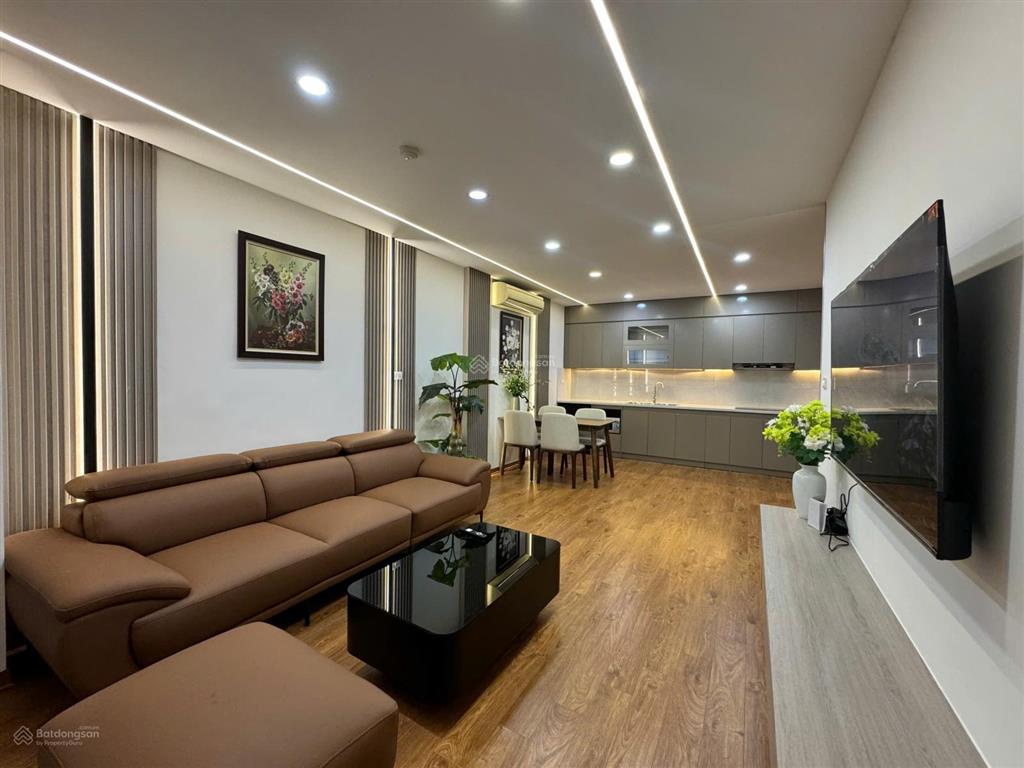 Gia đình bán căn 3 ngủ 2wc 120m2, ban công đông nam, nhà đẹp, sẵn sổ. giá 10,2 tỷ golden palm