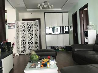Cho thuê chung cư tầng chung ban công hướng nam view hồ bể bơi quảng trường đầy đủ nội thất.