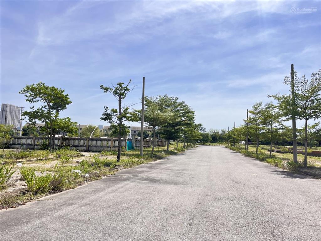 2 mặt tiền đối diện công viên. gần trường quốc tế, sông cổ cò, biển, sân golf, resort...