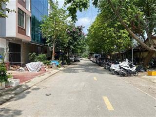Phân lô. ôtô chạy vòng quanh. 2 mặt đường trước sau 17m. vỉa hè 5m, kinh doanh đa dạng cầu diễn