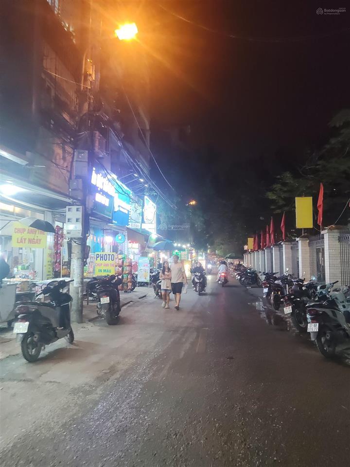 Mặt phố ôtô tránh dừng đỗ, kinh doanh sầm uất, trung tâm quận bắc từ liêm, xung quanh là 5 trườn