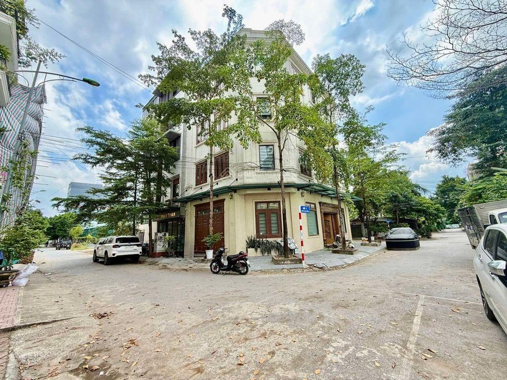 Bán biệt thự vip cầu diễn, 3 mặt tiền, vị trí đẹp, thang máy xịn  127m2  39 tỷ