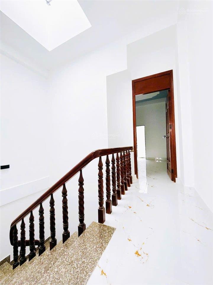 Nhà mới tinh 3 tầng btct, 70m2, 4pn, 4wc, ô tô đỗ cửa, sát hiệp thành city, gần chợ cây thị