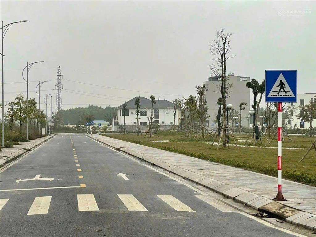 Chính chủ cần bán lô đất sát cổng gần đường quốc lộ 3, cạnh trường mầm non quốc tế. sẵn sổ đỏ