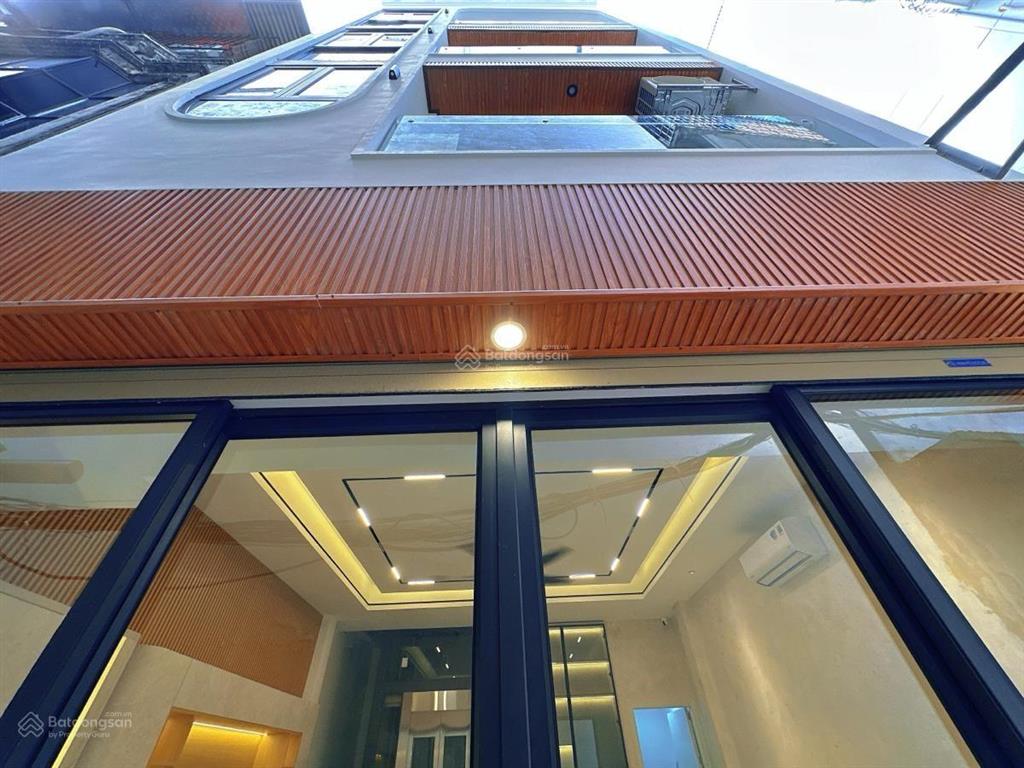 Nhà đẹp về ở ngay cách mặt phố tây sơn vài chục m sát ngã tư sở trung tâm quận 6 tầng thang máy