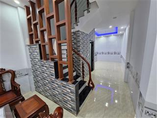 Âu cơ nhà mới kính coong  oto đỗ cổng dt 34,5m, 3 tầng, mt 3.6m
giá chào nhỉnh 2 tỷ
3 phòng ngủ