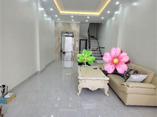 Nguyễn văn cừ  dt 42m26 tầng  giá 12 tỷ thang máy  ô tô đỗ cửa