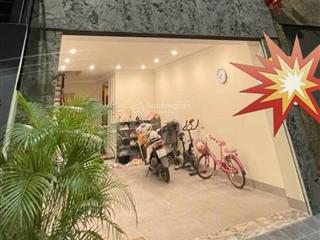 Nguyễn văn cừ  dt 42m26 tầng  giá 14.3tỷ thang máy  ô tô 7 chỗ vào nhà