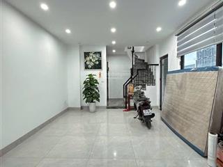 Nhỉnh 12 tỷdt 39 m2 6 tầng phốnguyễn sơnthang máyfull nội thấtlô gócgần ô tô tránh.ở sương