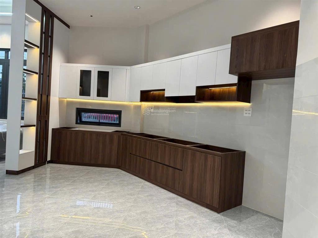 Bán nhà trung tâm long khánh (thổ cư sổ riêng) . gồm 3 phòng ngủ,2wc,1 sân xe ô tô,bếp