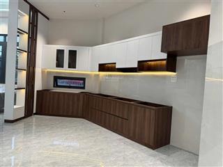 Bán nhà trung tâm long khánh (thổ cư sổ riêng) . gồm 3 phòng ngủ,2wc,1 sân xe ô tô,bếp