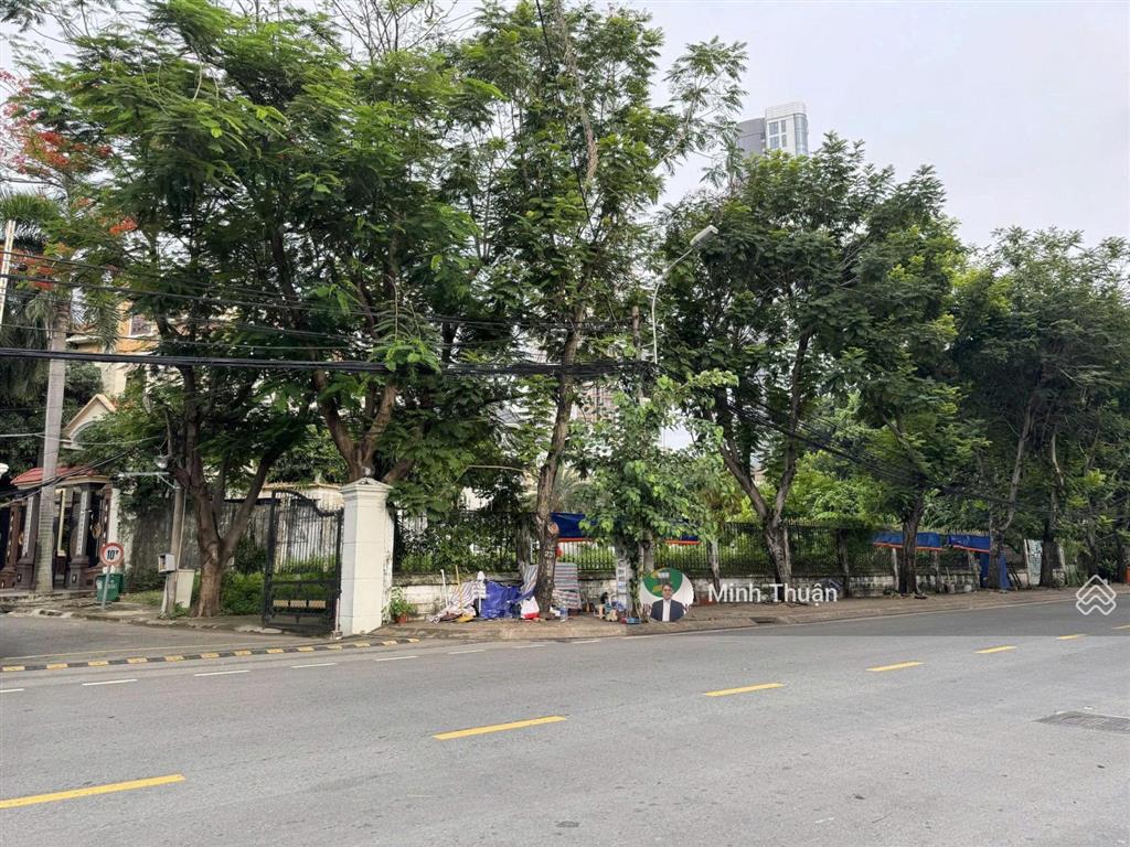 Bán lô đất đẹp nhất nguyễn văn hưởng ! góc 2 mặt tiền  30x18m  xây hầm 5 tầng  gía chỉ 285tr/m2