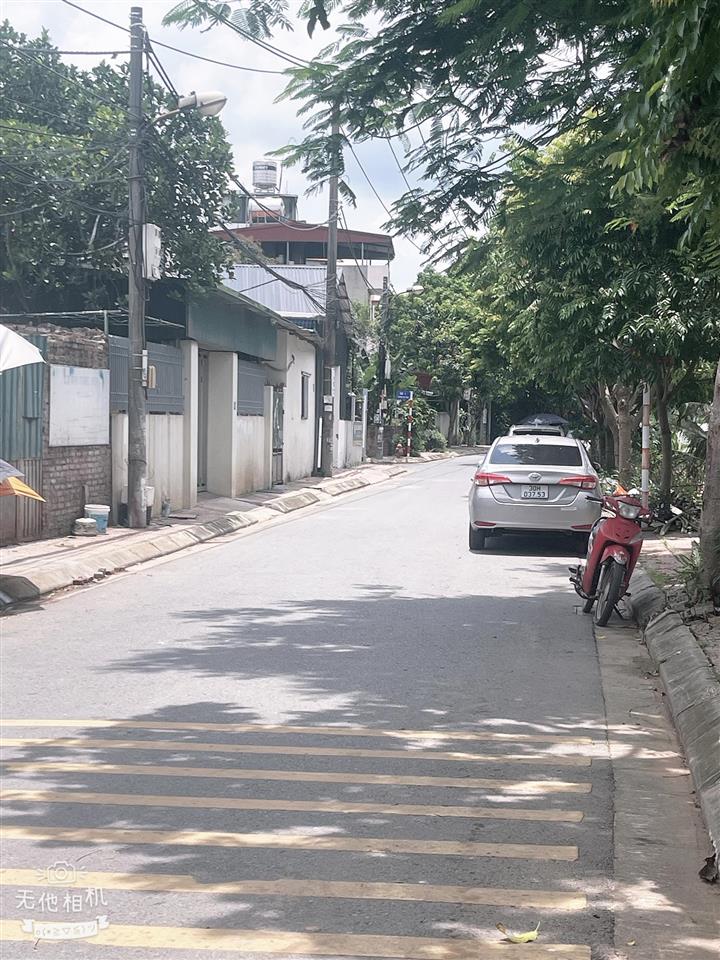 Chính chủ bán mảnh đất vị trí vàng trung tâm long biên lô số 1 đường rộng ô tô vào