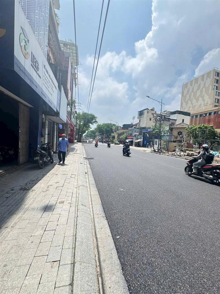 Hạ sốc 18 tỷ mặt phố nguyễn thái học, 2 mặt thoáng vỉa hè đá đang cho thuê dòng tiền