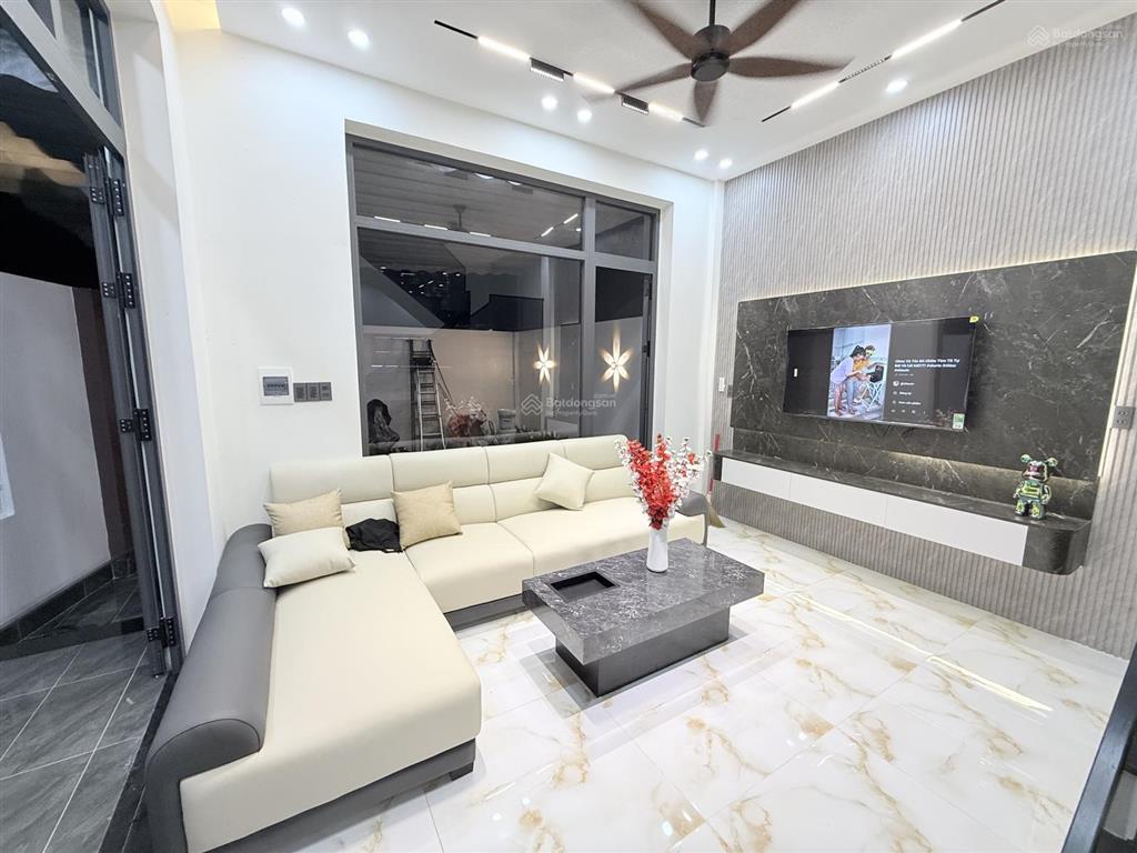 Nhà 2 tầng mới xây dựng đường bê tông 6m