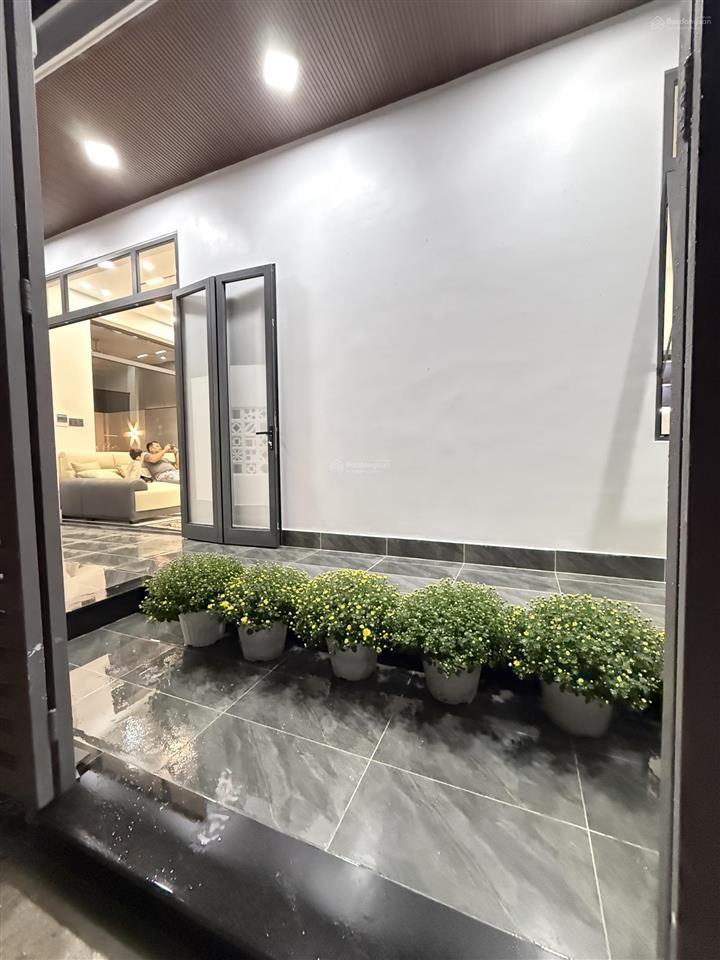 Nhà 2 tầng mới xây dựng đường bê tông 6m