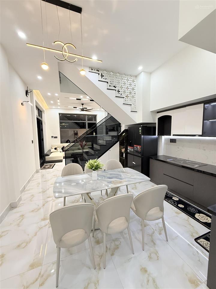 Nhà 2 tầng mới xây dựng đường bê tông 6m