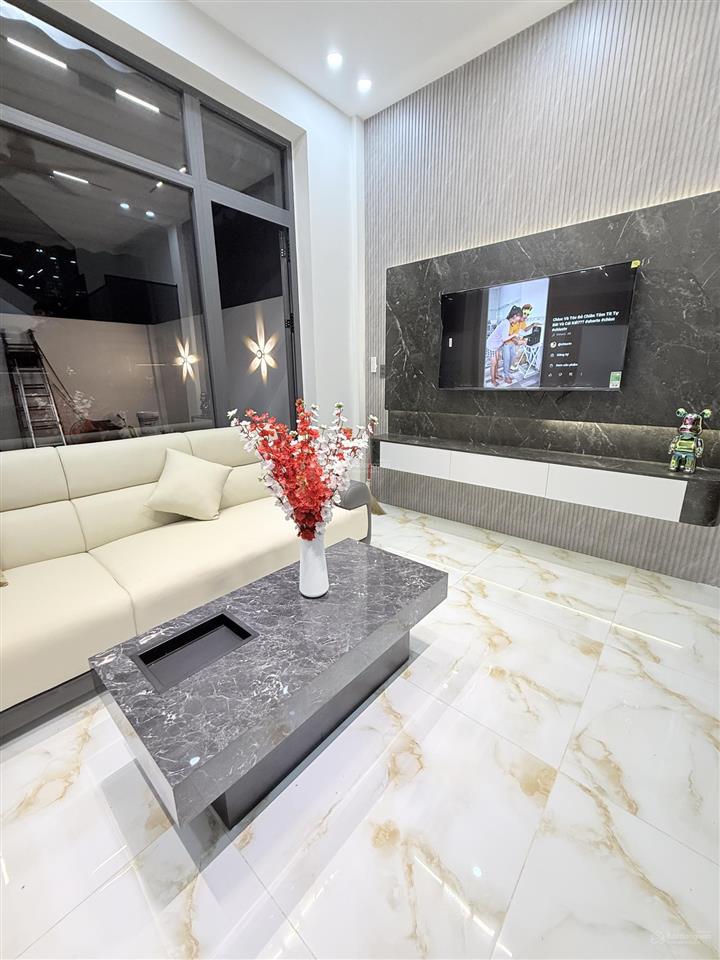 Nhà 2 tầng mới xây dựng đường bê tông 6m