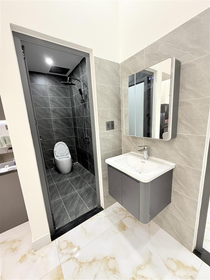 Nhà 2 tầng mới xây dựng đường bê tông 6m