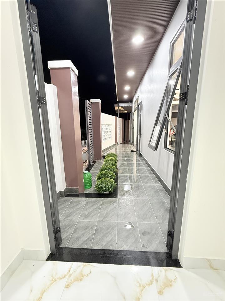 Nhà 2 tầng mới xây dựng đường bê tông 6m