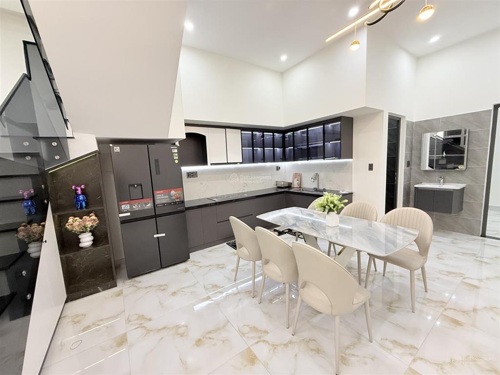 Nhà 2 tầng mới xây dựng đường bê tông 6m