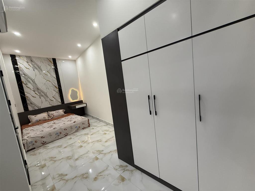 Nhà 2 tầng mới xây dựng đường bê tông 6m