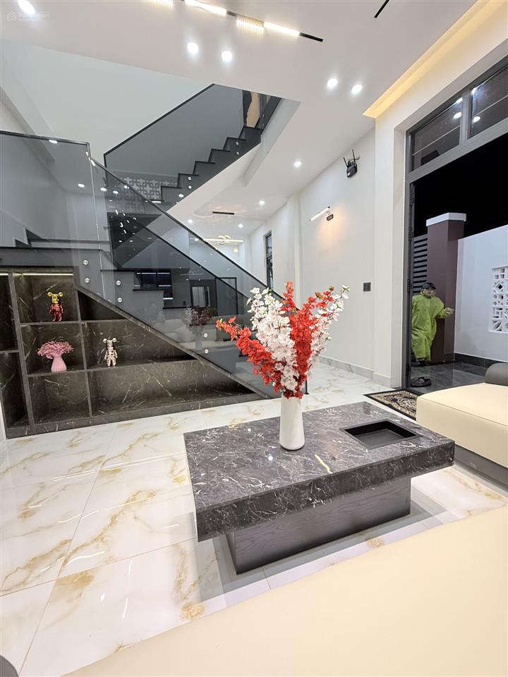 Nhà 2 tầng mới xây dựng đường bê tông 6m