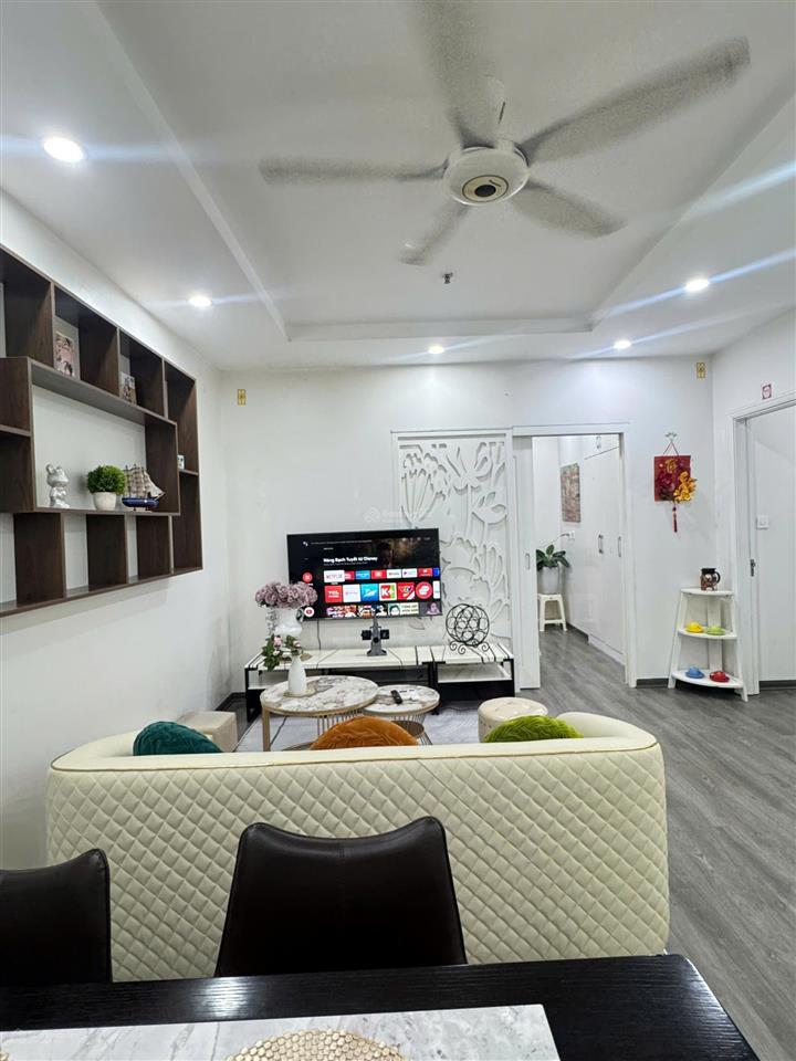 Bán căn 2 ngủ t8  06, 83m², full đồ đẹp, ban công hướng nam, giá 9.35 tỷ