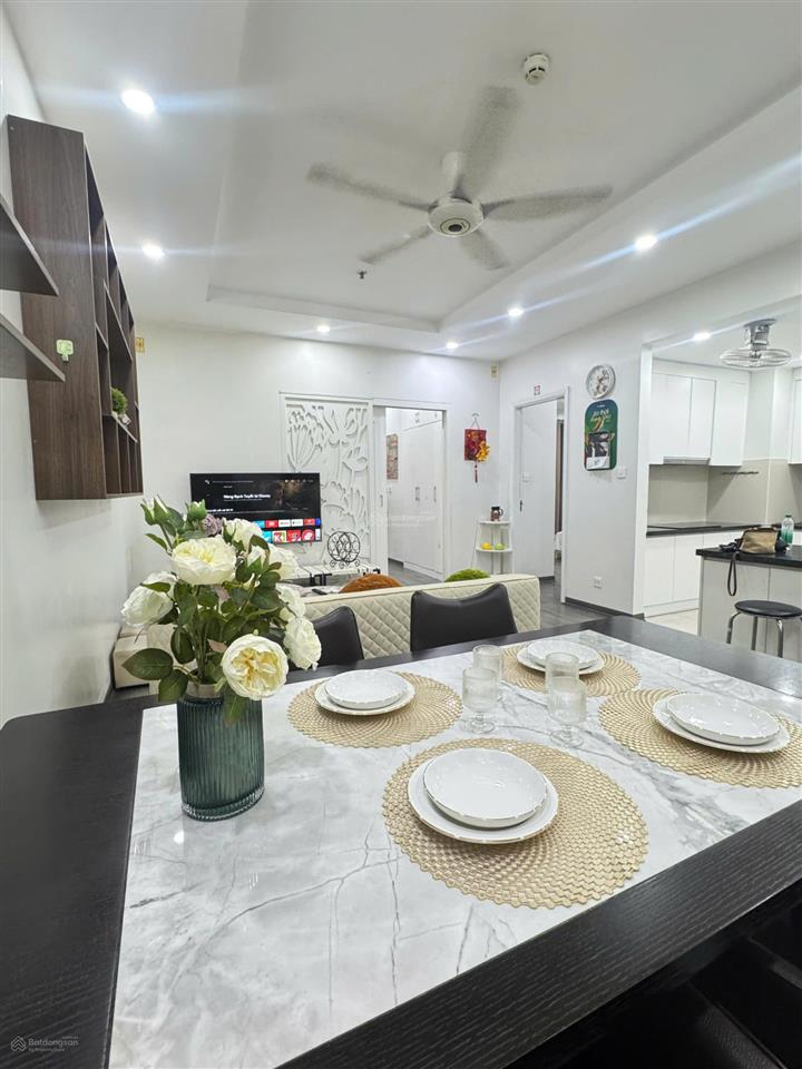 Bán căn 2 ngủ t8  06, 83m², full đồ đẹp, ban công hướng nam, giá 9.35 tỷ