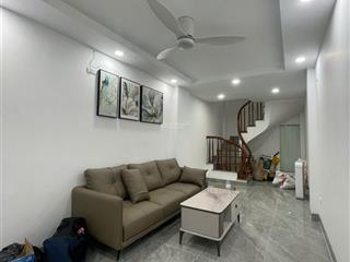 Nhà lò đúc , phù hợp vừa ở vừa kinh doanh , ô tô dừng đỗ quay đầu , nhà đẹp ở ngay