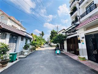 Nhà 5 tầng khu vip bên sông sau giga mall  ngang rộng 5.5m, nhà còn mới vào ở ngay.