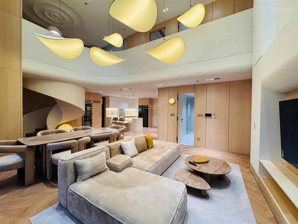 Penhouse crest 190m2 nội thất đẹp. view vĩnh viễn. giá bán 66tỷ bao thuế phí. nhà trống dễ xem nhà