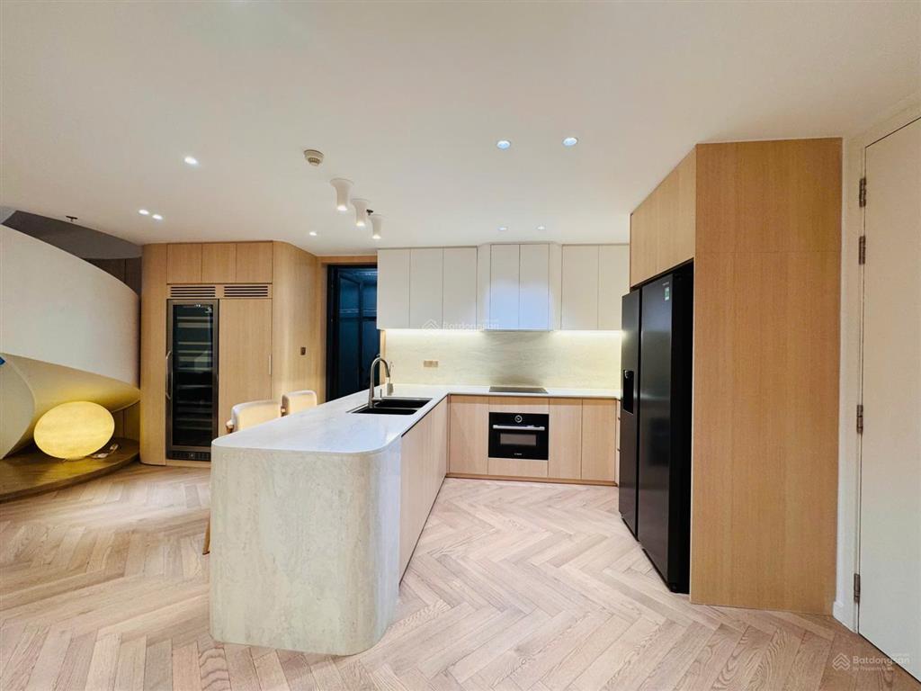 Penhouse crest 190m2 nội thất đẹp. view vĩnh viễn. giá bán 66tỷ bao thuế phí. nhà trống dễ xem nhà