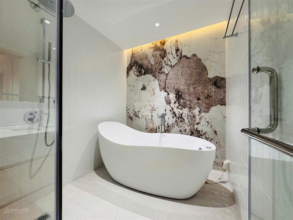 Penhouse crest 190m2 nội thất đẹp. view vĩnh viễn. giá bán 66tỷ bao thuế phí. nhà trống dễ xem nhà