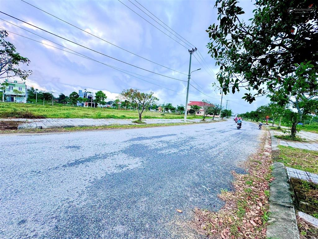 Kđt ngọc dương đường 7m5, thông ra sông cách sông cổ cò tầm 50m, s 100m2. giá 2 tỷ750