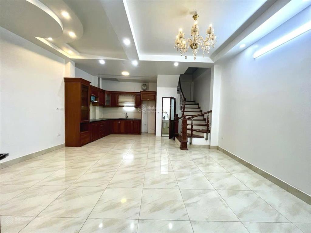 Bán nhà khâm thiên 62m2, vị trí đẹp gần phố, ngõ thông ba gác, an sinh tuyệt đỉnh, kcbt chắc chắn
