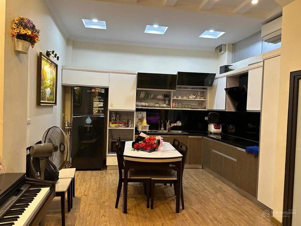 Bán nhà đống đa 52m2, kinh doanh ,ô tô vào nhà, 40m thẳng tắp ra phố, lô góc, nở hậu, nhà dân xây