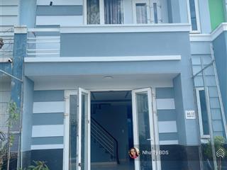 Chính chủ bán nhà 1 trệt 1 lầu 2pn mặt tiền đường nhựa 8m sổ hồng riêng đã hoàn công  hướng nam