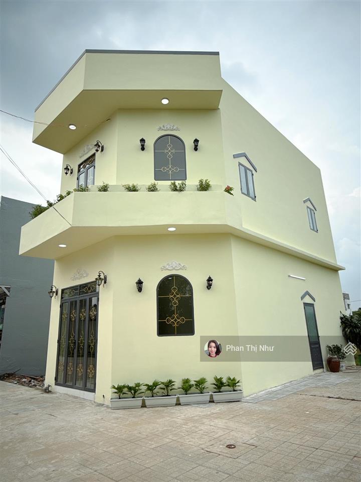 Căn góc đẹp mê ly  anh chị ai thích thiết kế kiêut này ghé xem ạ!!! shr  đường nhựa lớn!!