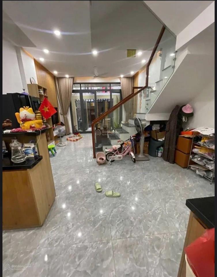 Chủ gửi bán nhà 3 tầng 3 mê kiệt lê đình thám. hải châu đà nẵng. dt đất 55m2 ngang 5,1m4 tỷ 350