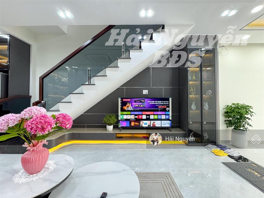 Nhà 3 lầu full nội thất hẻm xe hơi đường nguyễn thị thập  q7