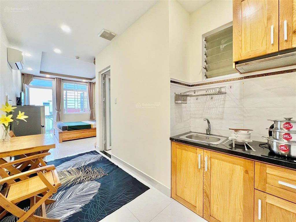 Căn hộ ban công thang máy quận 3 gần cầu lê văn sỹ, đại học sư phạm, vòng xoay dân chủ