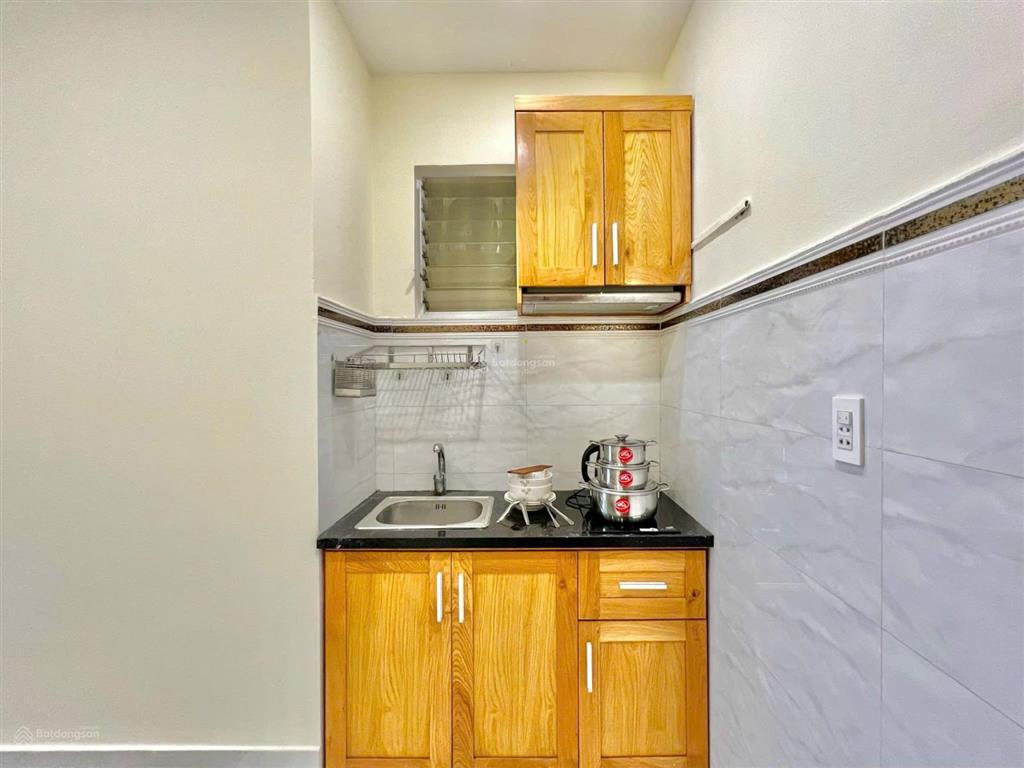 Căn hộ ban công thang máy quận 3 gần cầu lê văn sỹ, đại học sư phạm, vòng xoay dân chủ