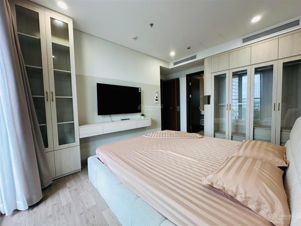 Hạ giá, bán căn góc, 2 pn, 2 wc, view sông, nội thất cao cấp, giá chỉ 4,6 tỷ,  0906 549 *** sơn