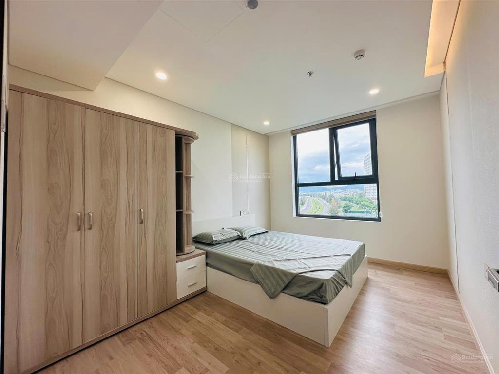Hạ giá, bán căn góc, 2 pn, 2 wc, view sông, nội thất cao cấp, giá chỉ 4,6 tỷ,  0906 549 *** sơn