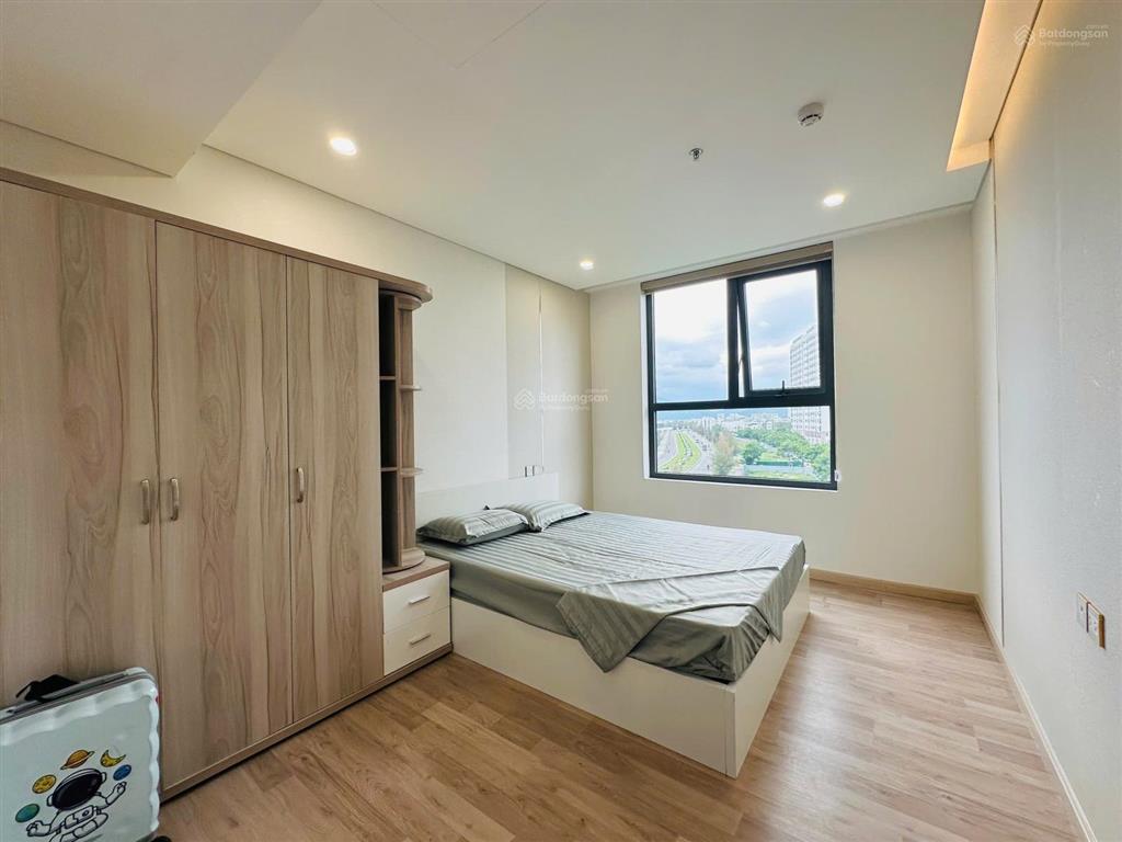 Hạ giá, bán căn góc, 2 pn, 2 wc, view sông, nội thất cao cấp, giá chỉ 4,6 tỷ,  0906 549 *** sơn