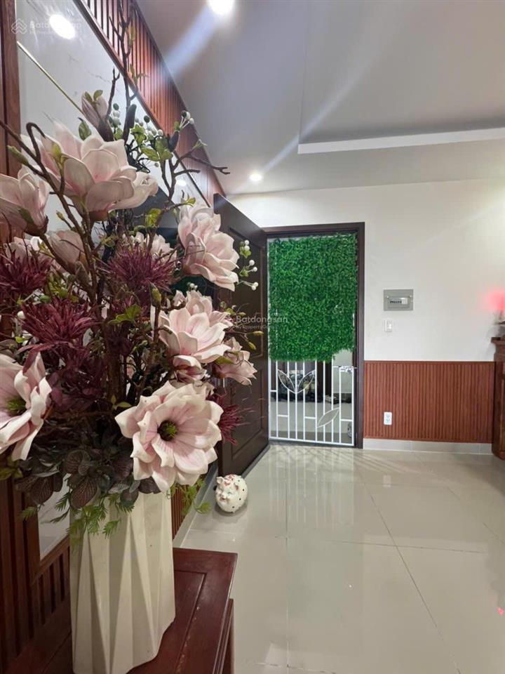 Bán căn 47,6 m2 , 2 pn , 1 wc , nội thất đẹp , bancol đông nam giá 2,7 tỷ ,  0906 549 *** sơn